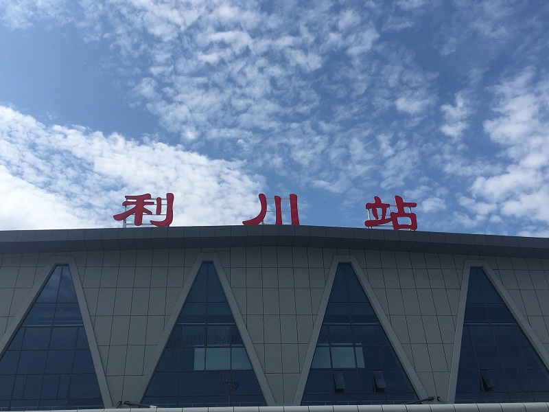 客運車站進、出站通道區有哪些靜態標識？